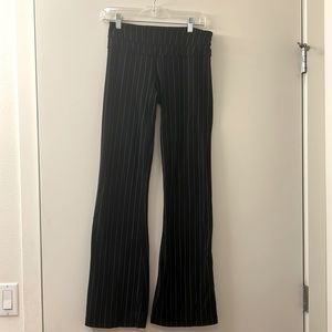 Lululemon black & white striped Groove mid-rise flare pant in size 6